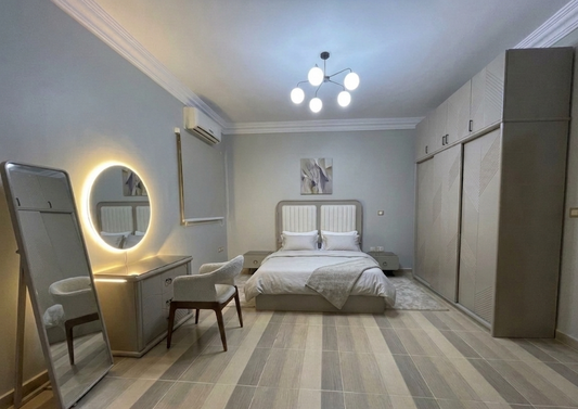 غرفة نوم شبابي متكاملة - تصميم هندسي راقي مع تسريحة بإضاءة LED ومرآة طولية