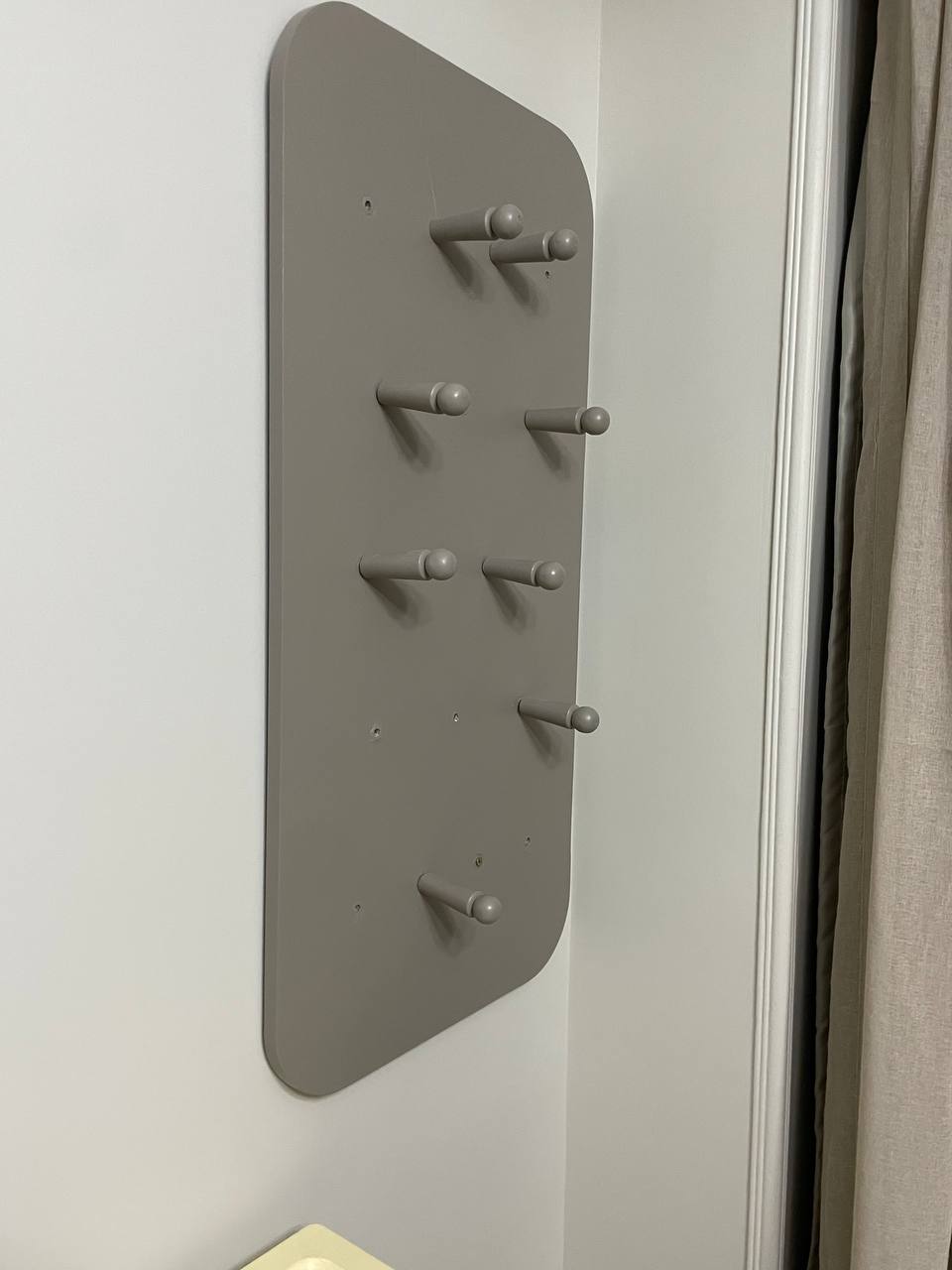 غرفة نوم built in  متكاملة - تصميم ذكي مع حلول تخزين مدمجة وتسريحة أنيقة