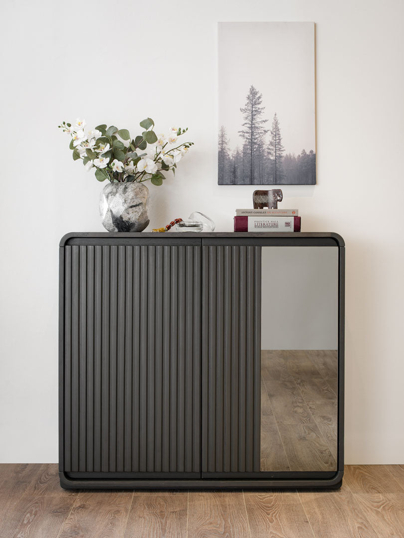 خزانة "انعكاس" للأحذية - رمادي فحمي بلمسات نحتية ومرآة متكاملة🪞