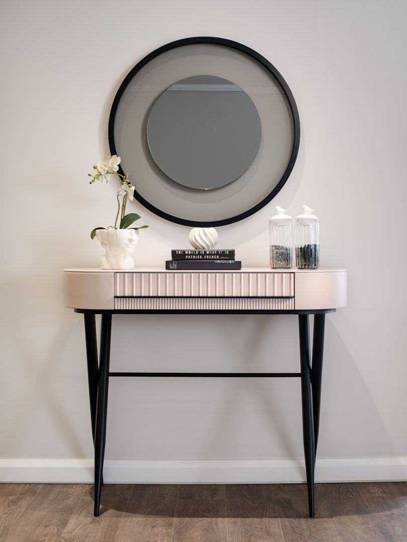 طاولة كونسول "ديڤا" - وردي باهت وتفاصيل نحتية مينيمالية