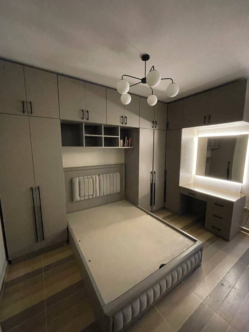 غرفة نوم built in  متكاملة - تصميم ذكي مع حلول تخزين مدمجة وتسريحة أنيقة