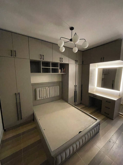 غرفة نوم built in  متكاملة - تصميم ذكي مع حلول تخزين مدمجة وتسريحة أنيقة