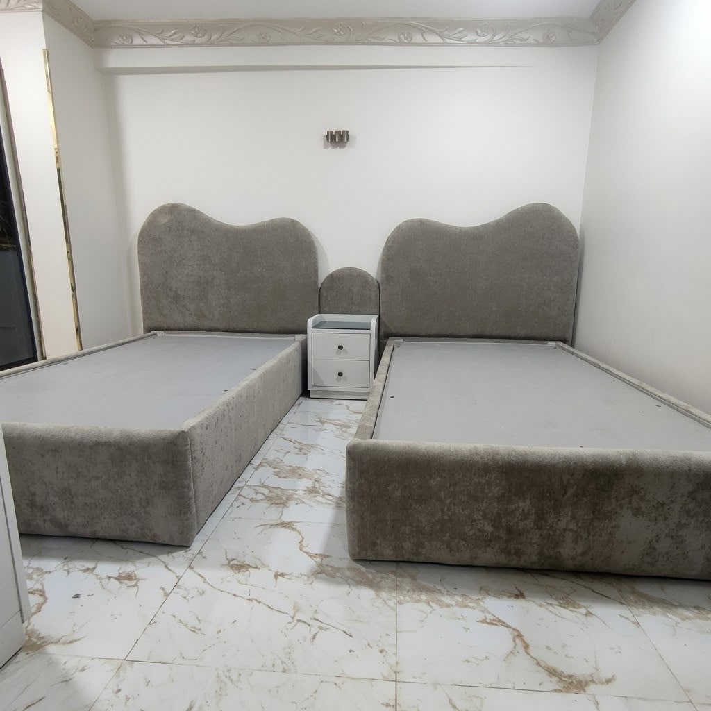 غرفة أطفال وشباب مودرن (تصميم هندسي ذكي) - دولاب بتسريحة مدمجة ودريسنج مضيء