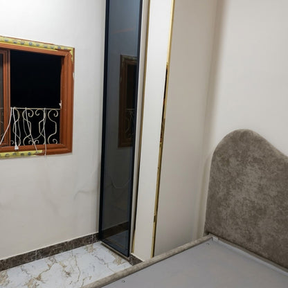 غرفة أطفال وشباب مودرن (تصميم هندسي ذكي) - دولاب بتسريحة مدمجة ودريسنج مضيء