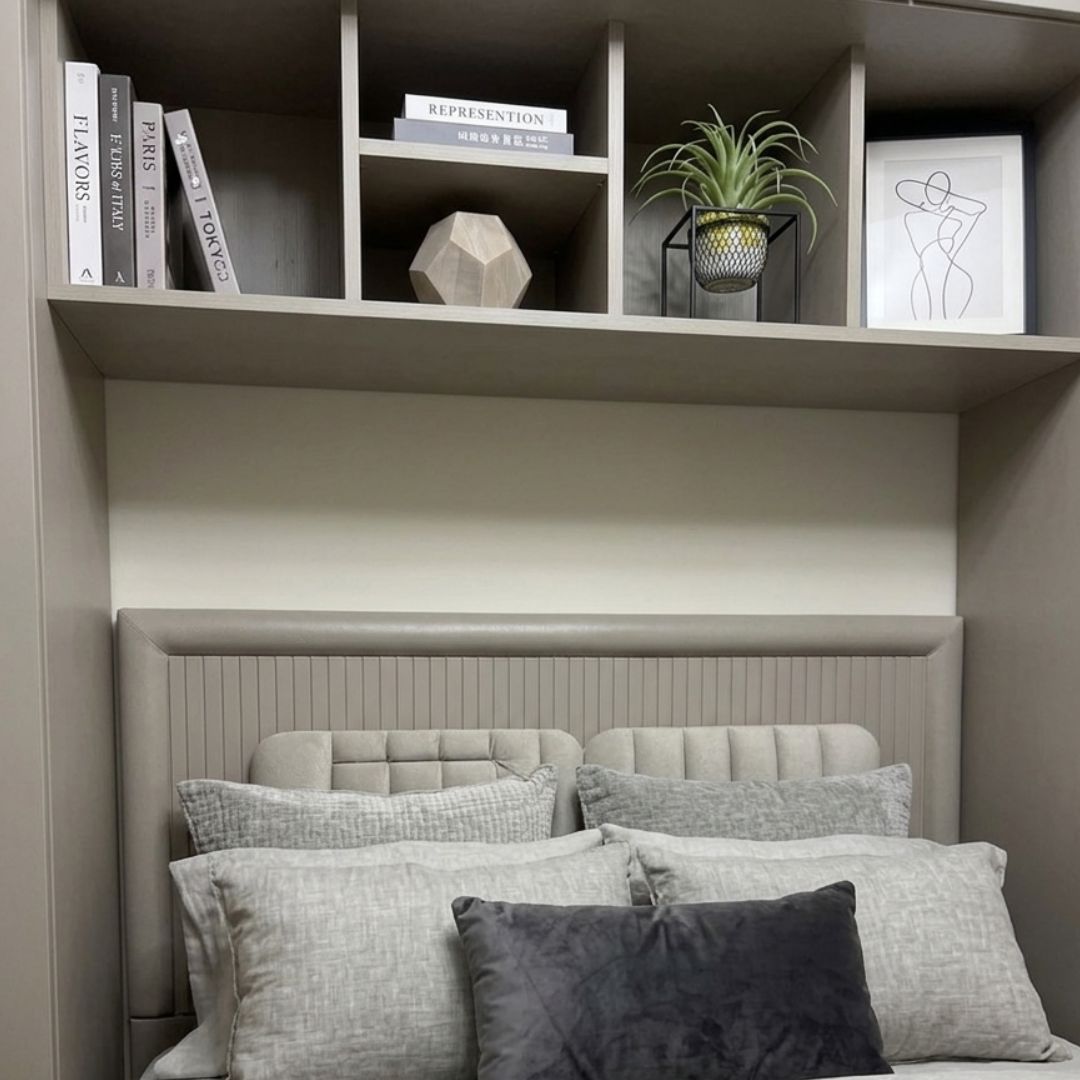 غرفة نوم built in  متكاملة - تصميم ذكي مع حلول تخزين مدمجة وتسريحة أنيقة