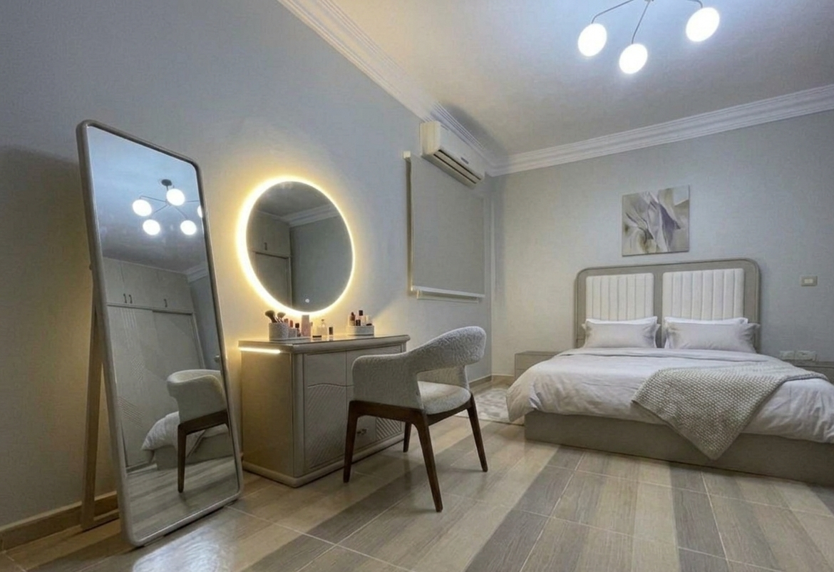 غرفة نوم شبابي متكاملة - تصميم هندسي راقي مع تسريحة بإضاءة LED ومرآة طولية