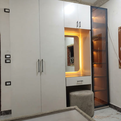 غرفة أطفال وشباب مودرن (تصميم هندسي ذكي) - دولاب بتسريحة مدمجة ودريسنج مضيء