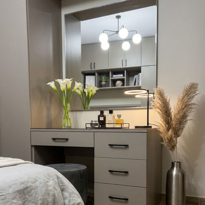 غرفة نوم built in  متكاملة - تصميم ذكي مع حلول تخزين مدمجة وتسريحة أنيقة