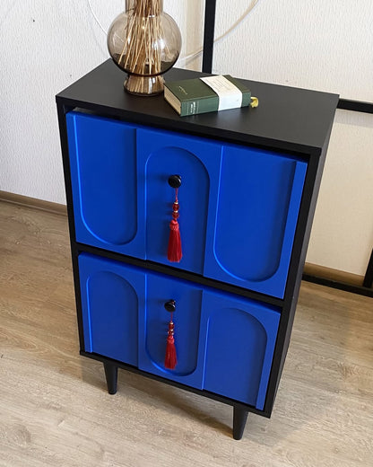 وحدة "آرت ديكو" متعددة الاستخدامات بتصميم أزرق كهربائي جريء