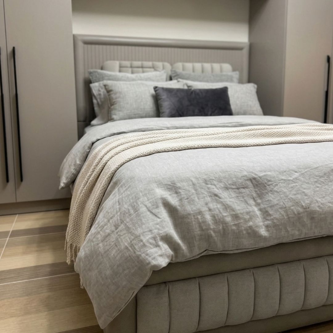 غرفة نوم built in  متكاملة - تصميم ذكي مع حلول تخزين مدمجة وتسريحة أنيقة