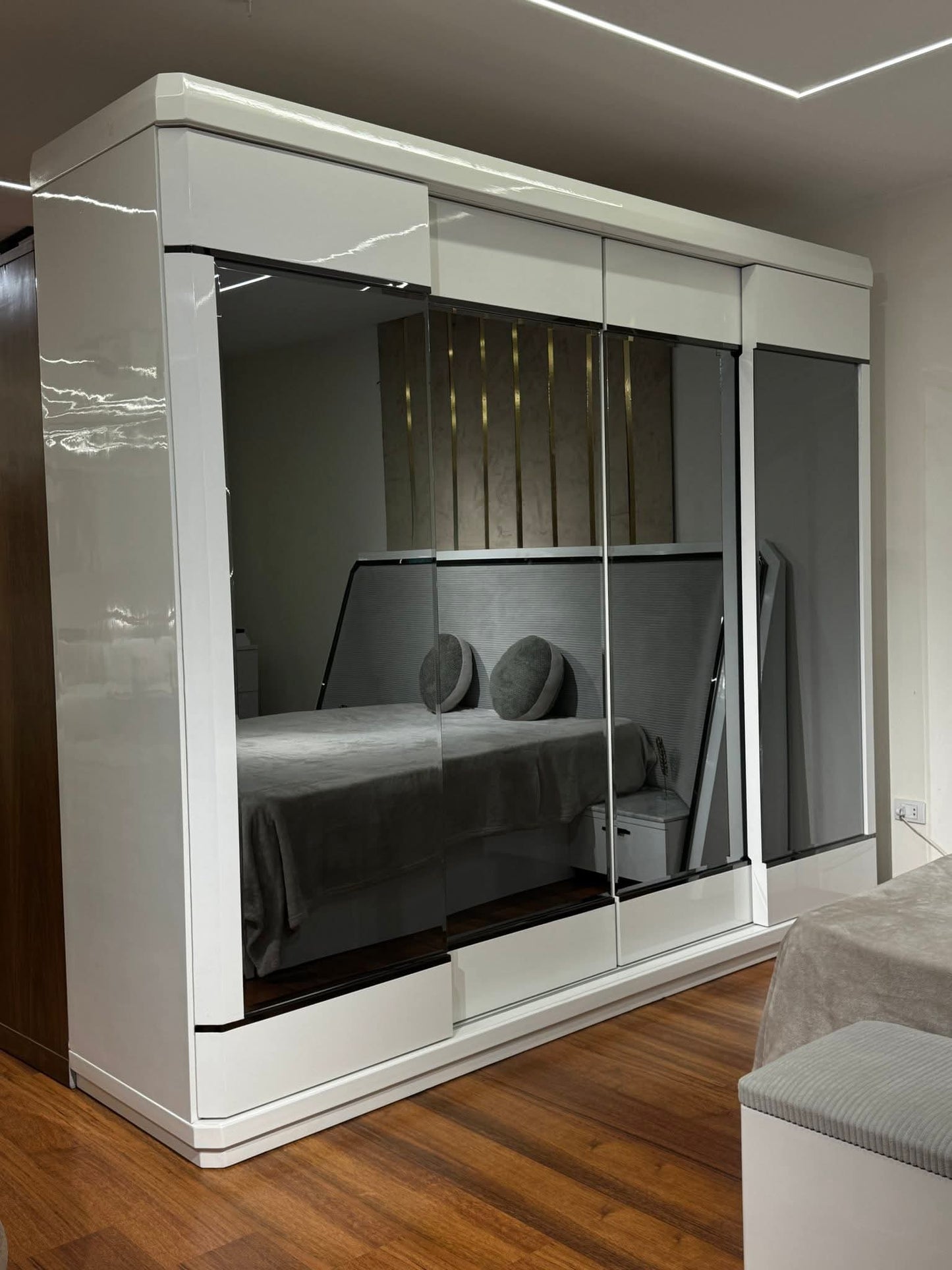 تصميم دولاب ملابس جرار بمرايا كاملة ومفصلات هيدروليك هادئة غرف نوم كريستال