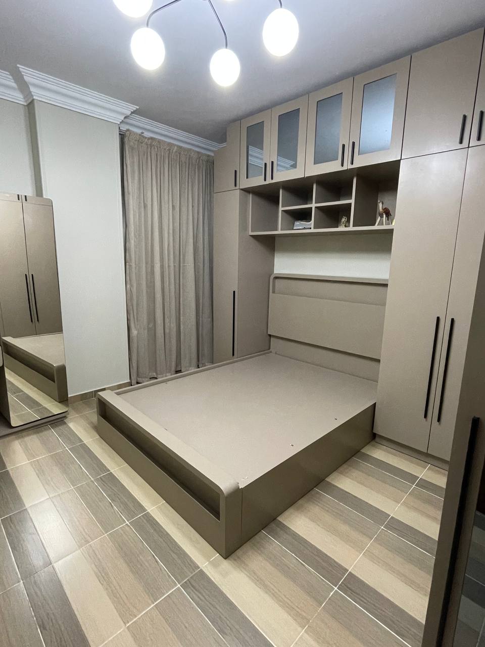 smart-space-bedroom-bridge-wardrobe-2026-side-close-view
