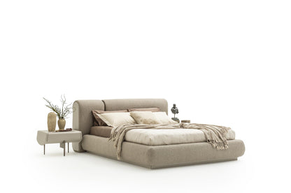 غرفة نوم "واحة" المودرن - سرير بتصميم انسيابي وتشطيبات راقية